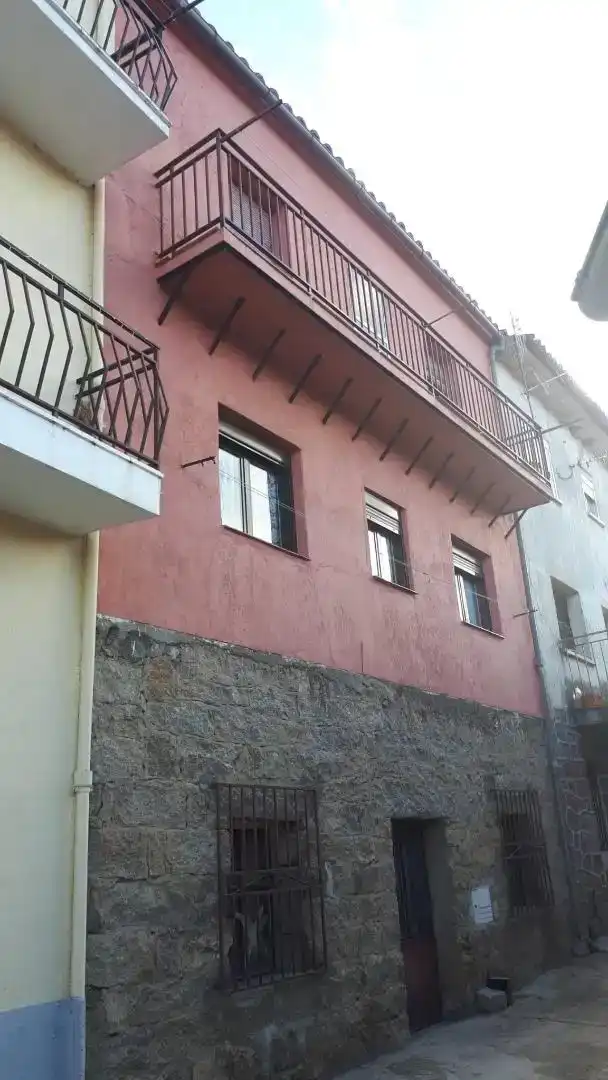 Vista exterior de Casa adosada en venda en Burgohondo amb Traster, Moblat i Forn
