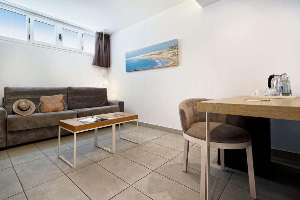 Living room of Apartment for sale in San Bartolomé de Tirajana  with Terrace, Furnished and Community pool
