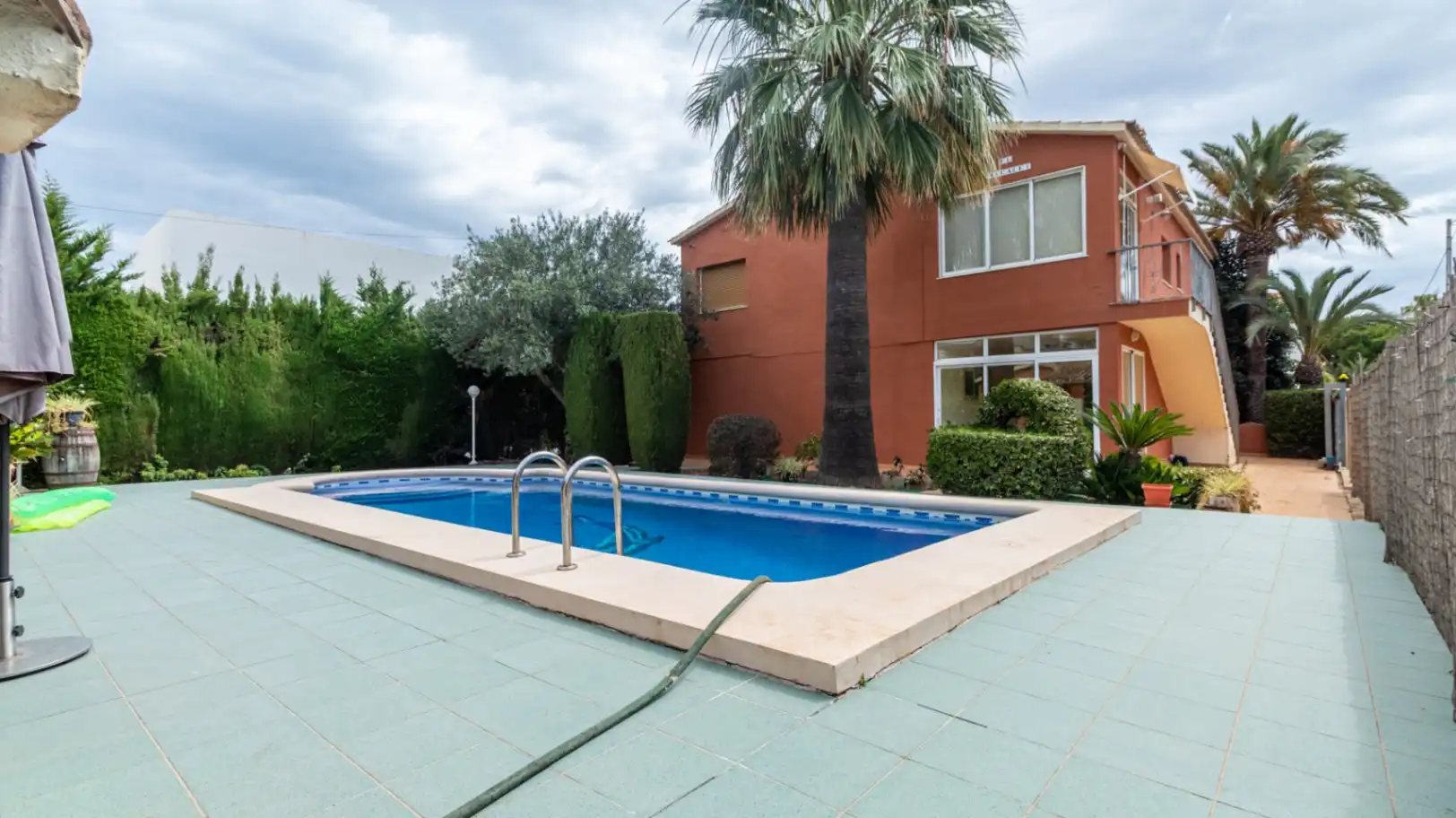 Schwimmbecken von Haus oder Chalet zum Verkauf in Dénia mit Klimaanlage, Heizung und Privatgarten