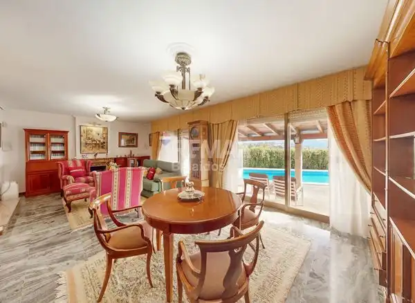 Sala d'estar de Casa o xalet en venda en Vigo  amb Calefacció, Jardí privat i Terrassa