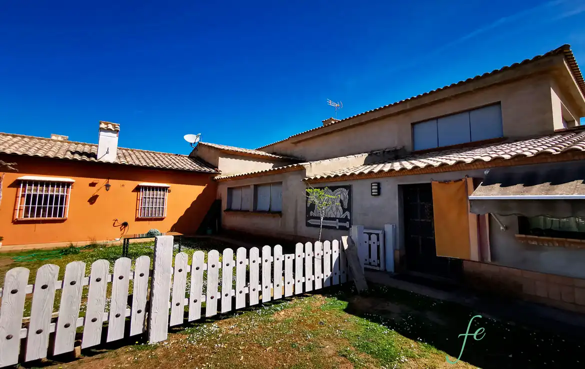 Außenansicht von Country house zum Verkauf in Espiel mit Privatgarten, Terrasse und Abstellraum