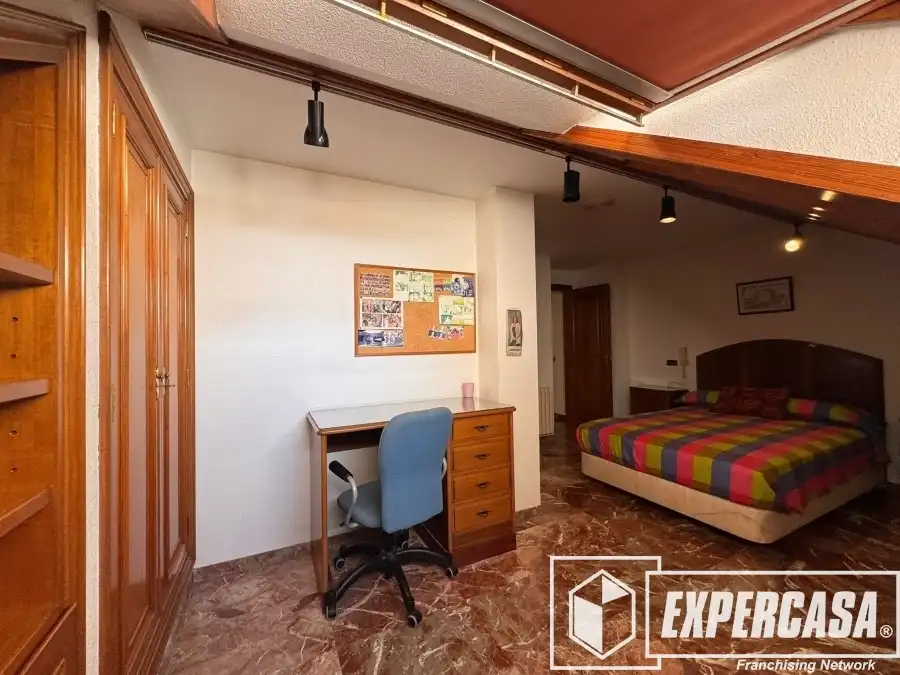 Dormitori de Casa o xalet en venda en Burjassot amb Aire condicionat, Calefacció i Terrassa