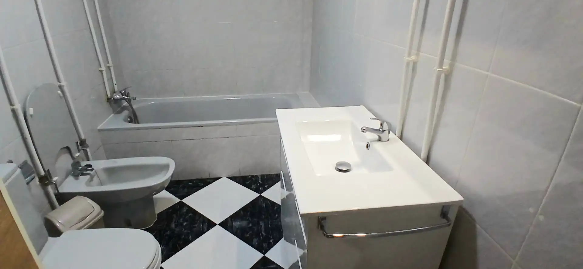 Bany de Pis per a compartir en Almería amb Aire condicionat, Terrassa i Moblat