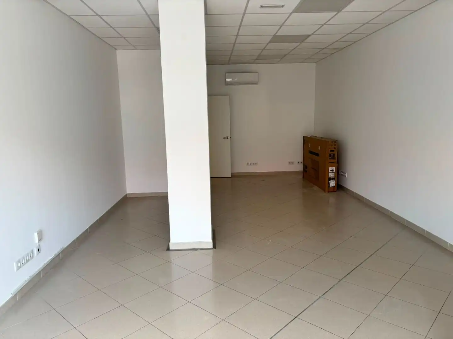 Locale commerciale in affitto a Carrer de Rosa Leveroni 3, imagen 3