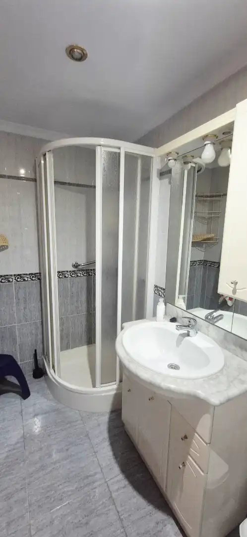 Bathroom of Flat for rent in Granada  with Furnished, Washing machine and Microwave