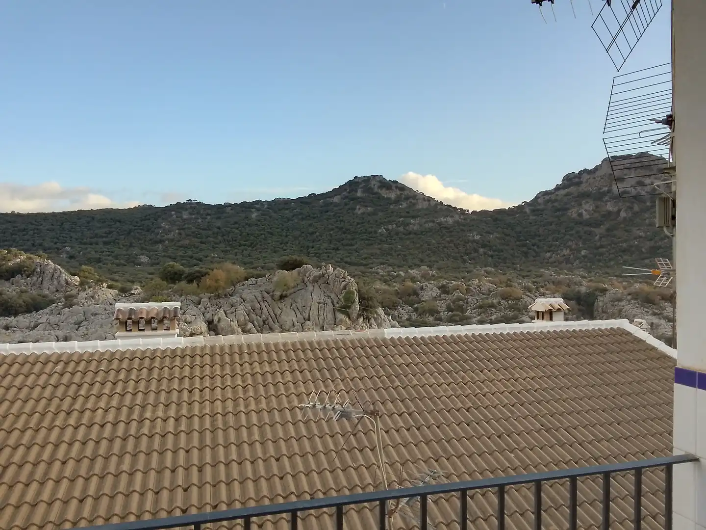 Vista exterior de Casa adosada en venda en Villaluenga del Rosario amb Terrassa i Balcó