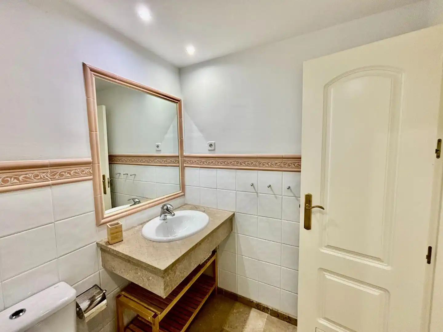 Bathroom of Flat for rent in Nueva Andalucía