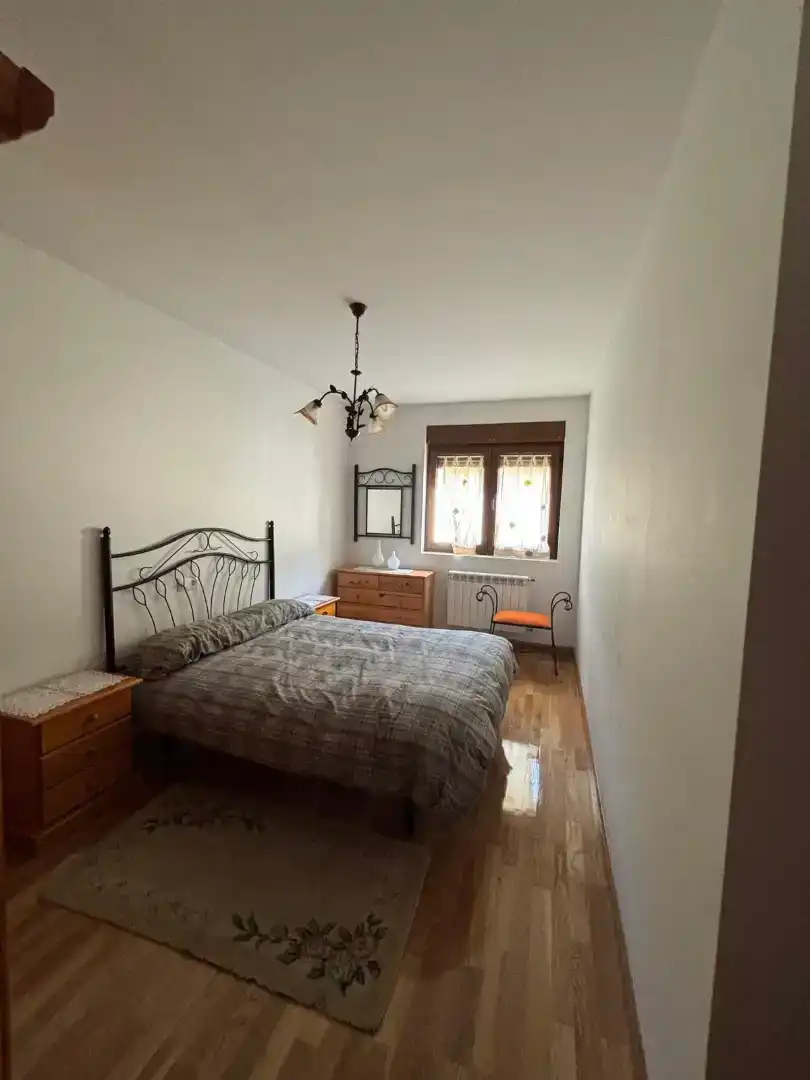 Dormitori de Pis de lloguer en Camaleño amb Jardí privat, Parquet i Moblat