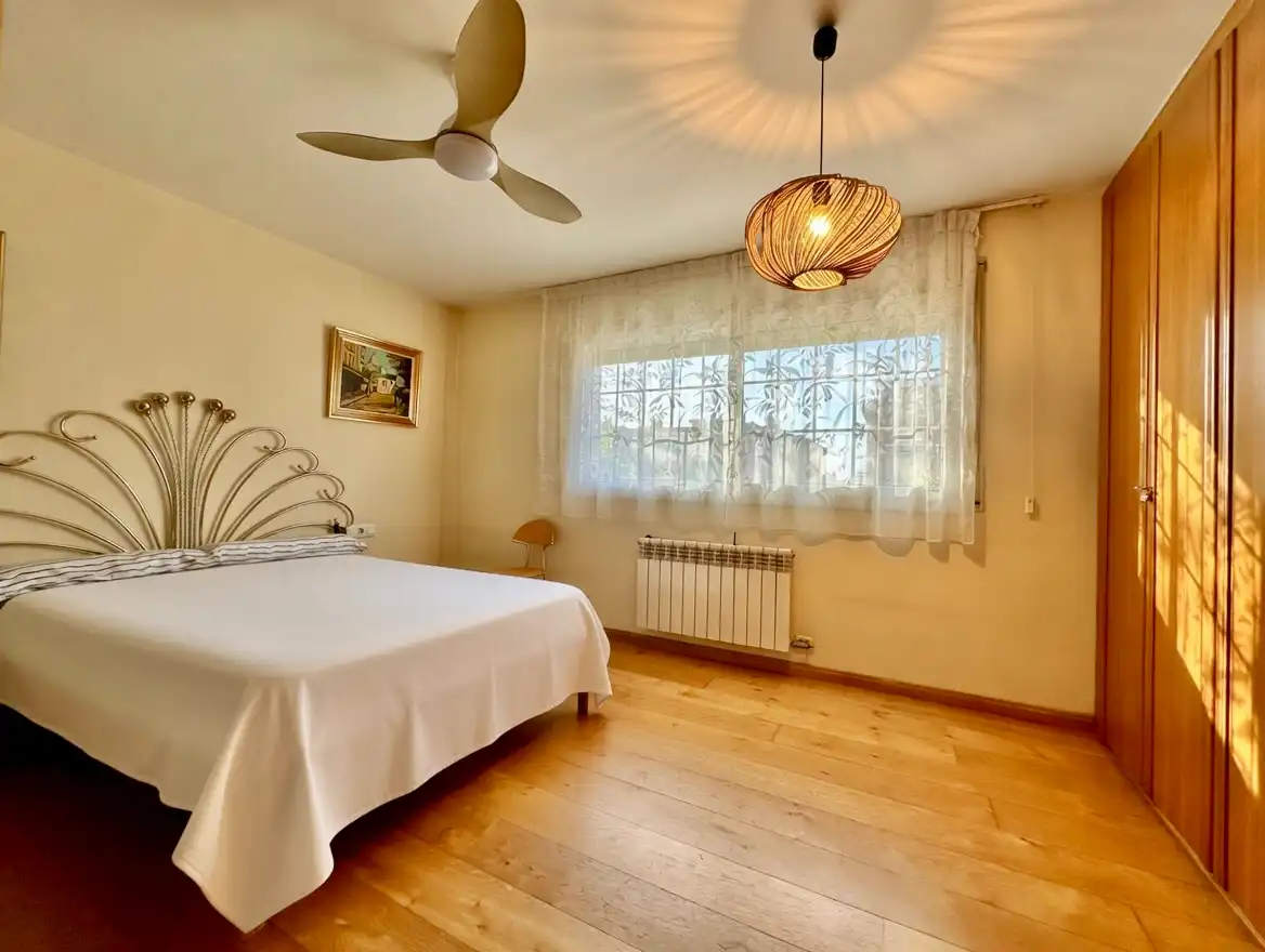 Habitación de Casa adosada en venta en Sant Joan Despí con Aire acondicionado, Calefacción y Jardín privado