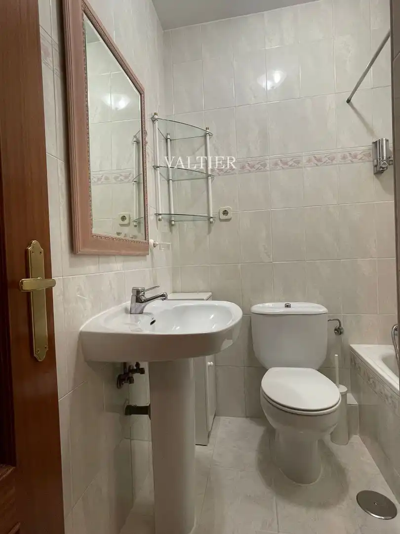 Bathroom of Attic for rent in Madrid  with Air Conditioner, Terrace and Furnished