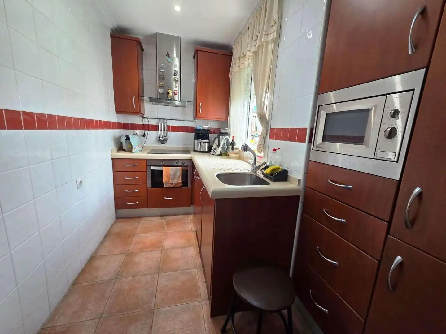 Cuina de Casa o xalet en venda en Castilleja de la Cuesta amb Aire condicionat, Terrassa i Balcó