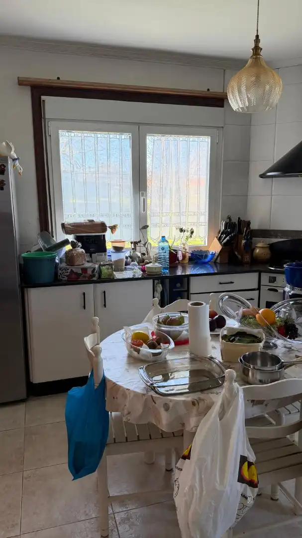 Cuina de Casa o xalet en venda en Carballo amb Calefacció, Jardí privat i Moblat