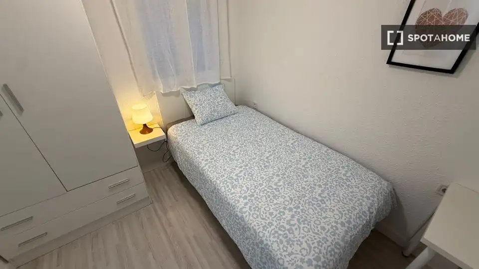 Bedroom of Flat for rent in Madrid  with Air Conditioner, Heating and Furnished