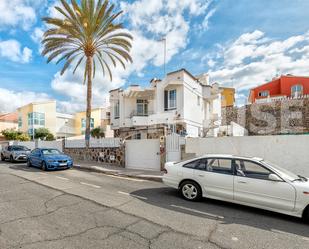 Vista exterior de Casa o xalet en venda en San Bartolomé de Tirajana amb Aire condicionat, Jardí privat i Terrassa