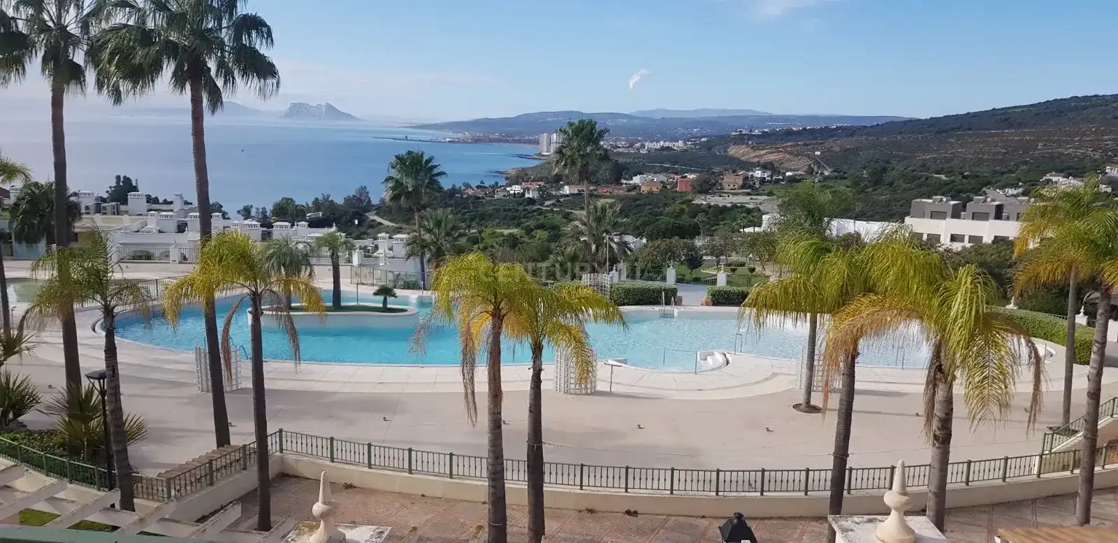 Schwimmbecken von Wohnungen zum Verkauf in Manilva mit Klimaanlage, Privatgarten und Schwimmbad