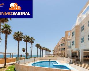 Piscina de Apartament de lloguer en Roquetas de Mar amb Terrassa