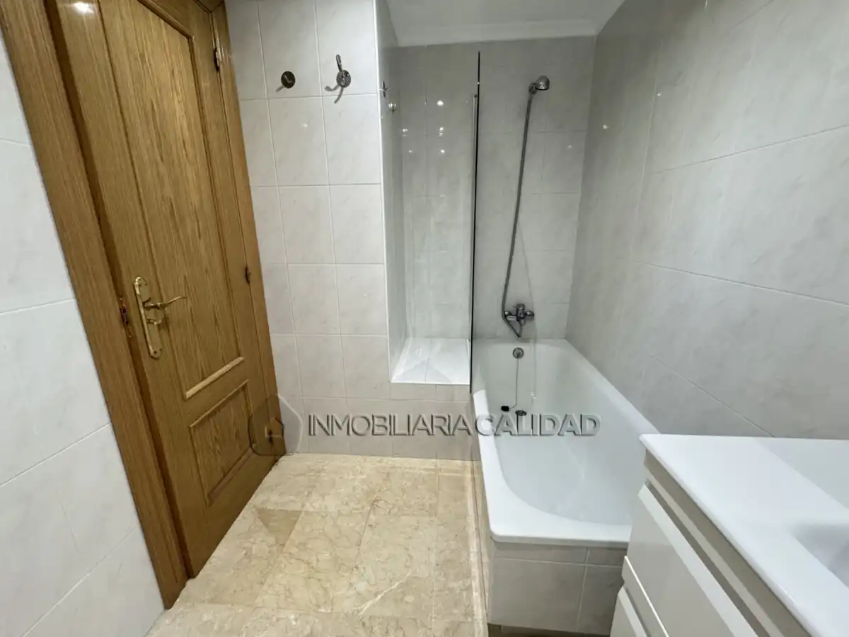 Baño de Piso de alquiler en Burgos con Calefacción, Terraza y Amueblado