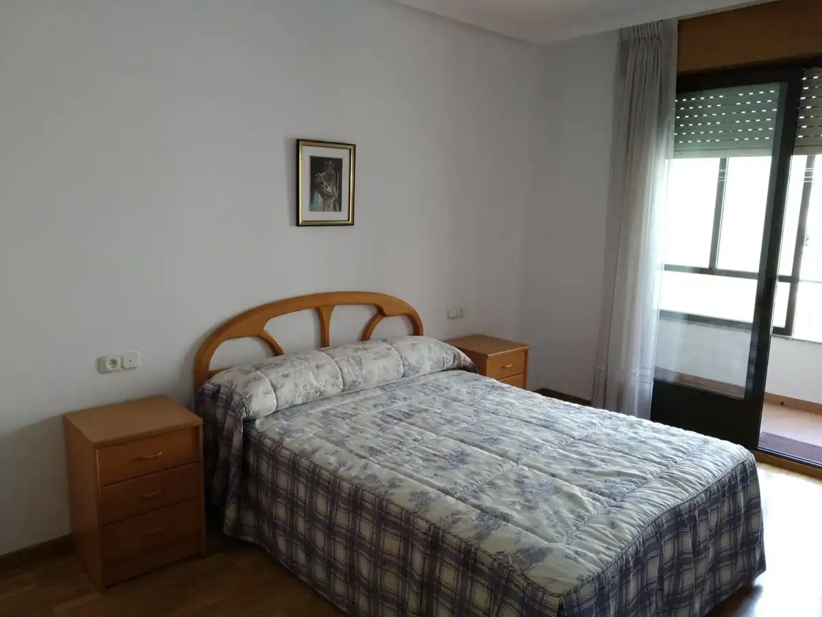 Schlafzimmer von Wohnungen zur Miete in Ponferrada mit Heizung, Möbliert und Balkon