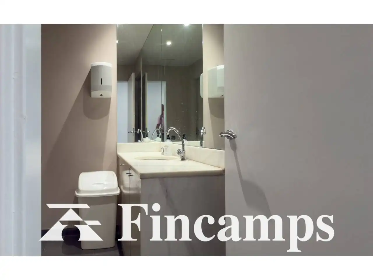 Baño de Oficina de alquiler en Sabadell con Aire acondicionado, Calefacción y Alarma