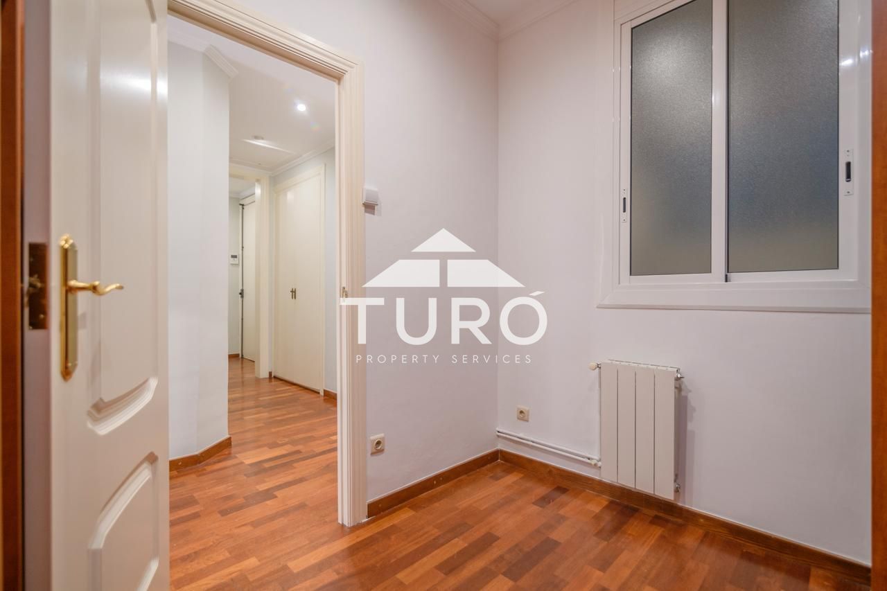 Bedroom of Flat for sale in  Barcelona Capital  with Heating