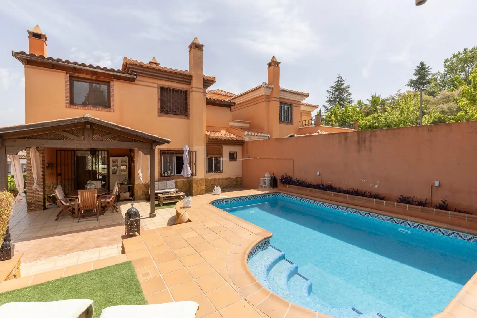 Vista exterior de Casa o xalet en venda en La Zubia amb Calefacció, Jardí privat i Terrassa