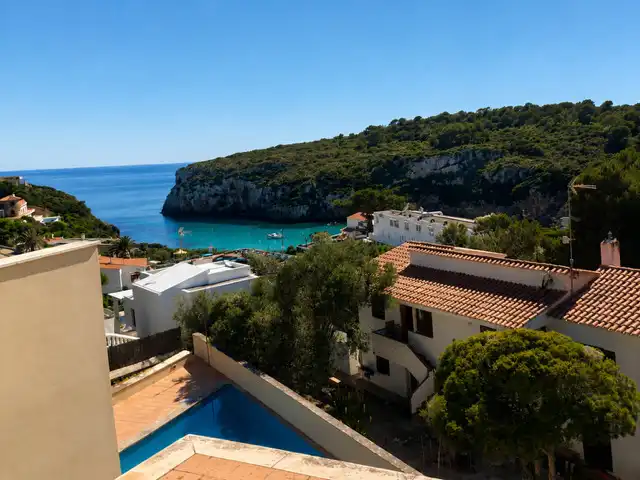 Schwimmbecken von Einfamilien-Reihenhaus zum Verkauf in Maó - Mahón mit Klimaanlage, Privatgarten und Terrasse