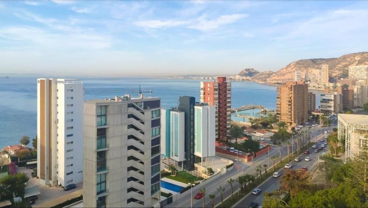 Vista exterior de Pis en venda en Alicante / Alacant amb Aire condicionat, Calefacció i Jardí privat