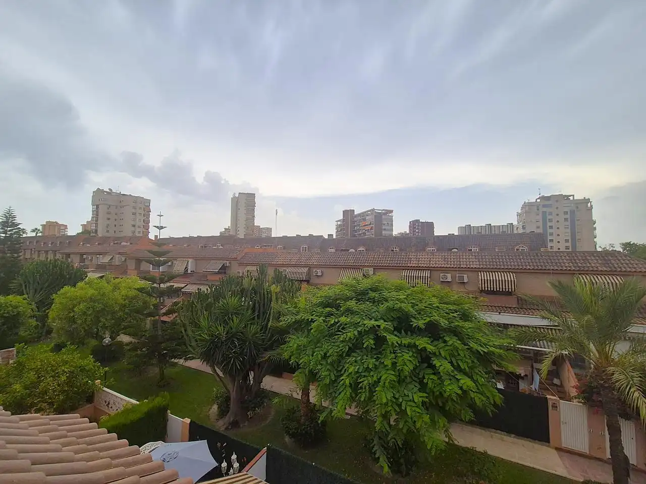 Vista exterior de Casa o xalet en venda en Alicante / Alacant amb Aire condicionat, Jardí privat i Terrassa