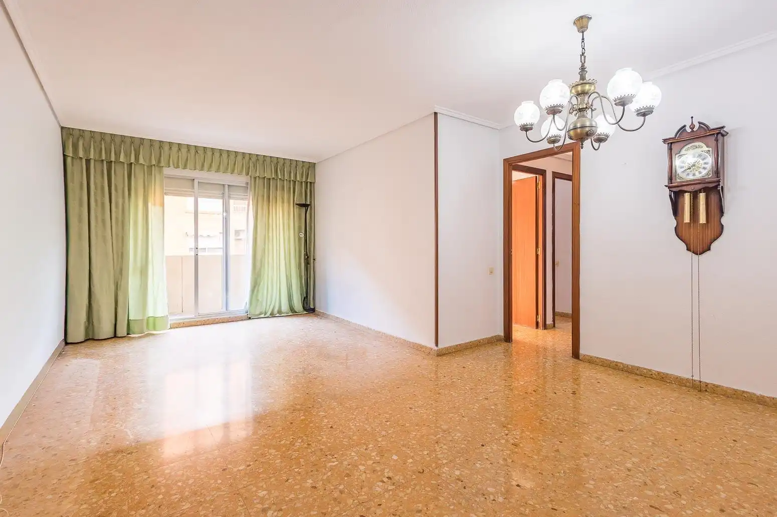 Piso en venta en  Valencia Capital con Balcón