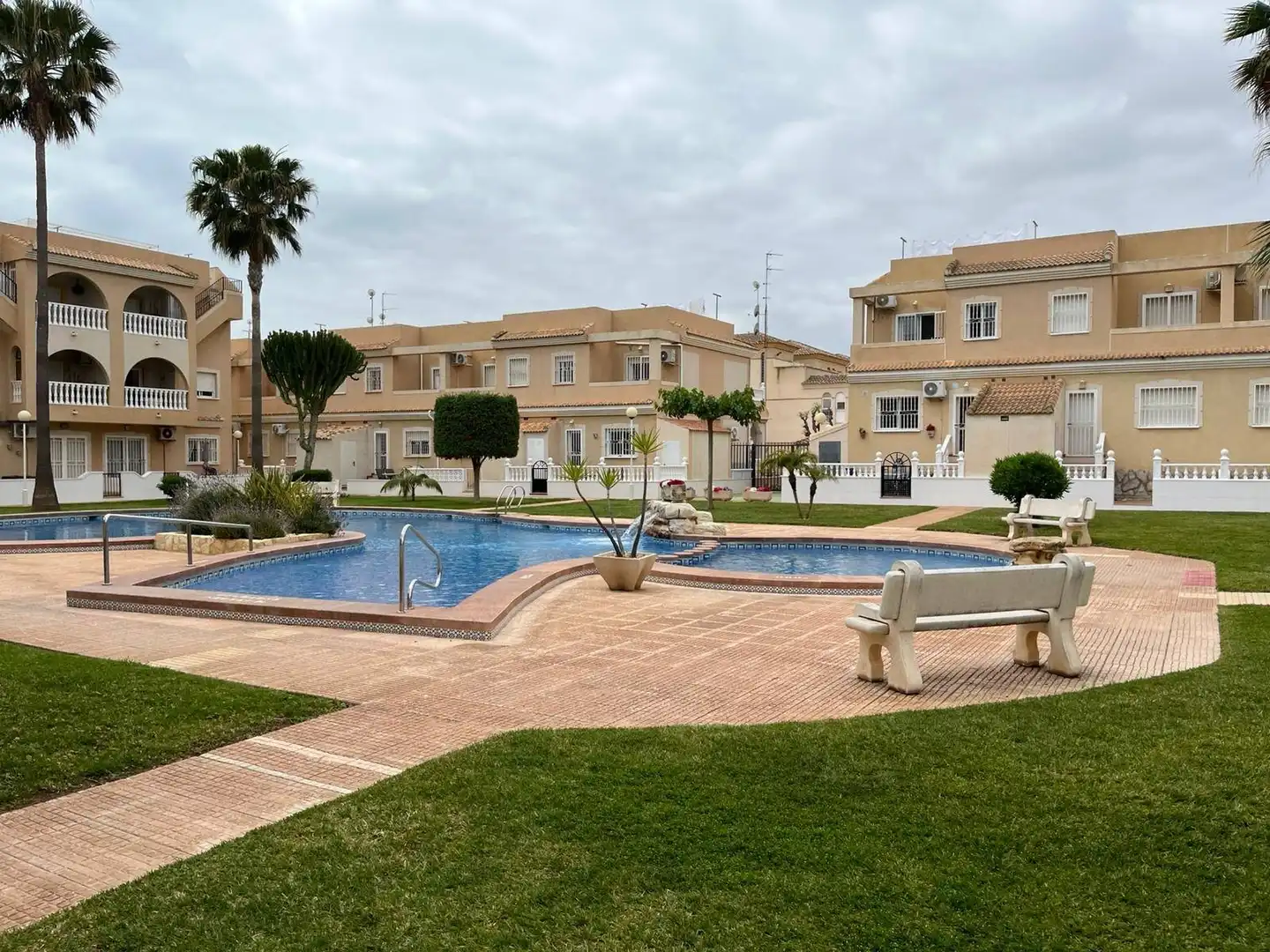 Vista exterior de Apartament en venda en Los Alcázares amb Aire condicionat, Calefacció i Jardí privat