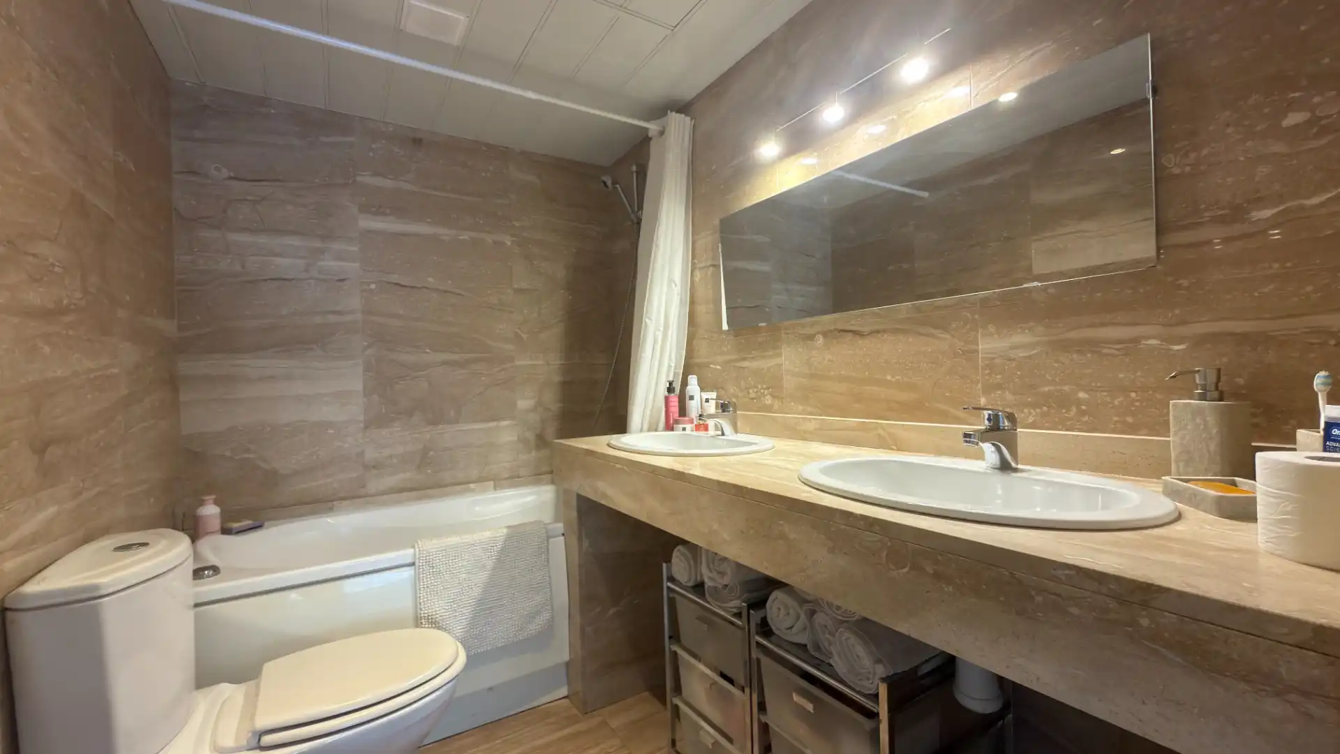 Bathroom of Flat for sale in Terrassa  with Air Conditioner, Heating and Parquet flooring