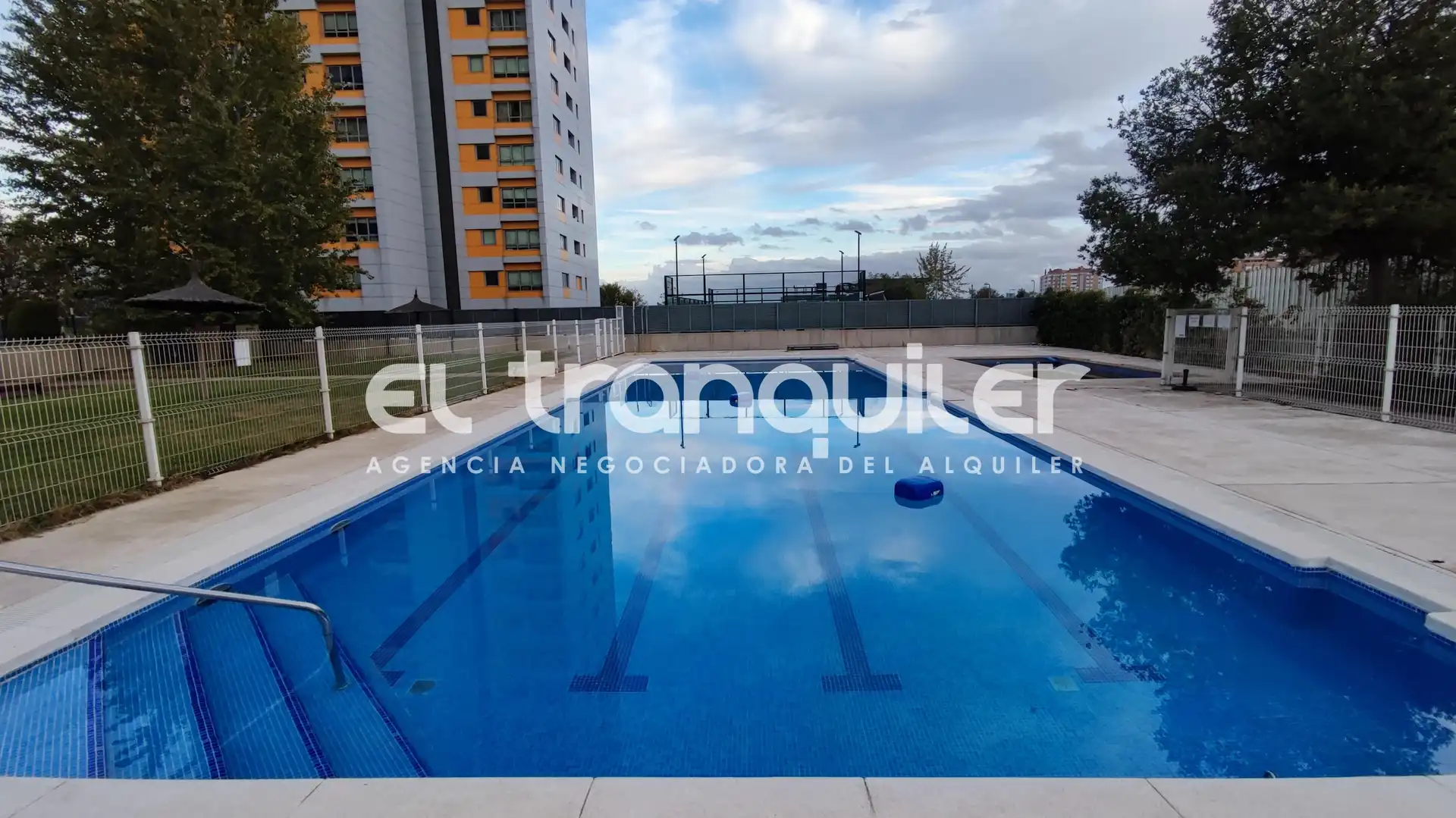 Swimming pool of Study for rent in Madrid  with Air Conditioner, Parquet flooring and Swimming Pool