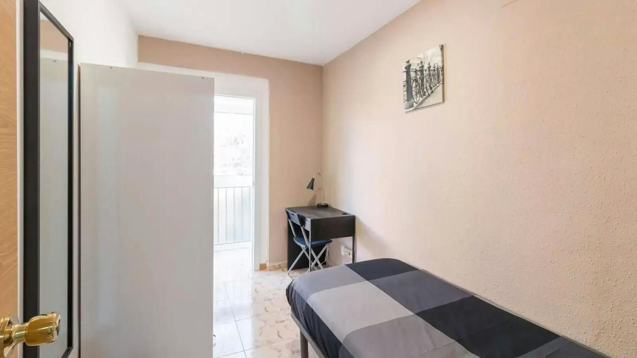 Bedroom of Flat to share in  Barcelona Capital  with Washing machine