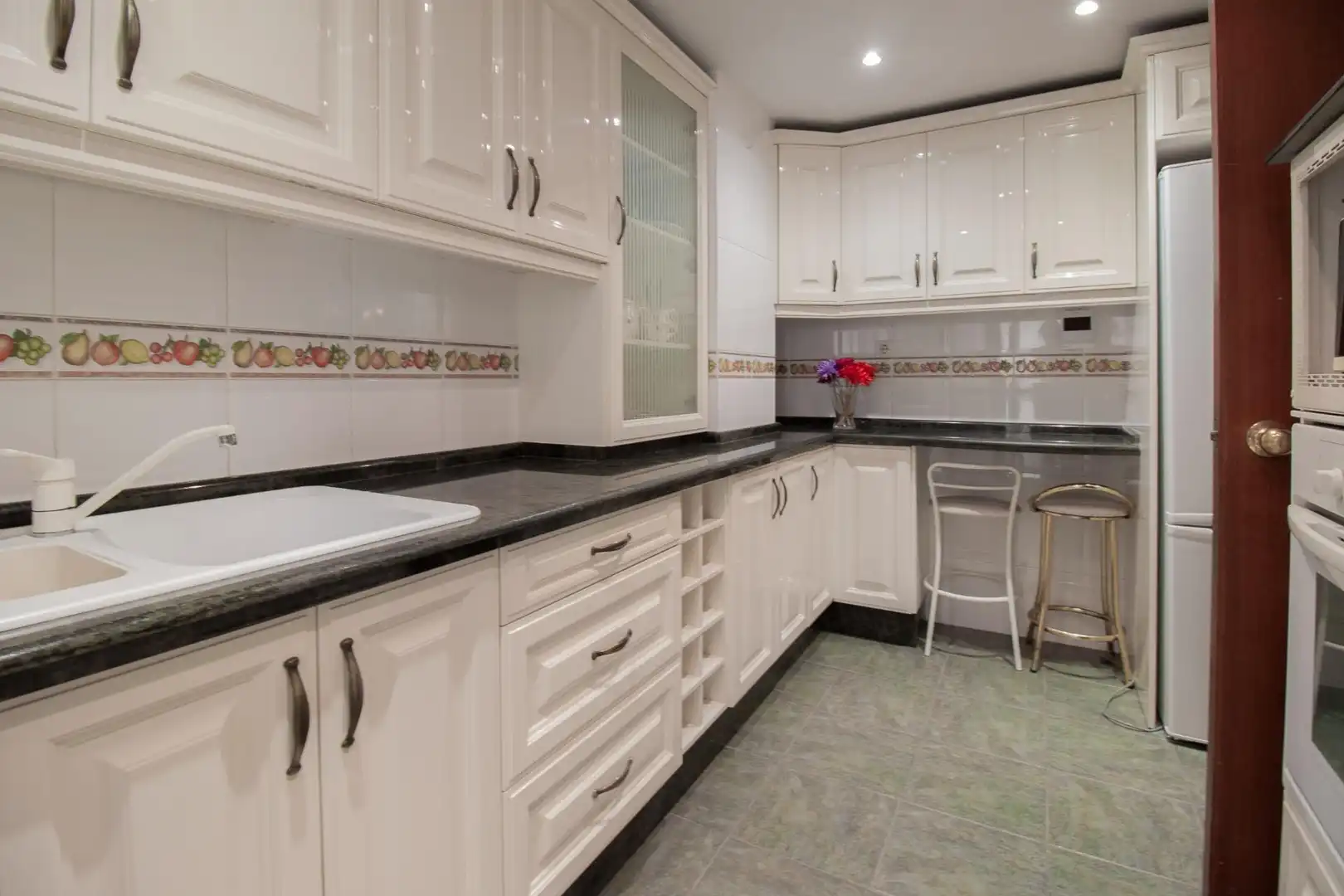 Kitchen of Flat for sale in Sevilla  with Air Conditioner, Heating and Community pool