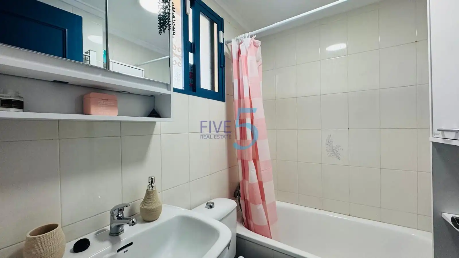 Badezimmer von Wohnung zum Verkauf in Torrevieja mit Möbliert und Balkon