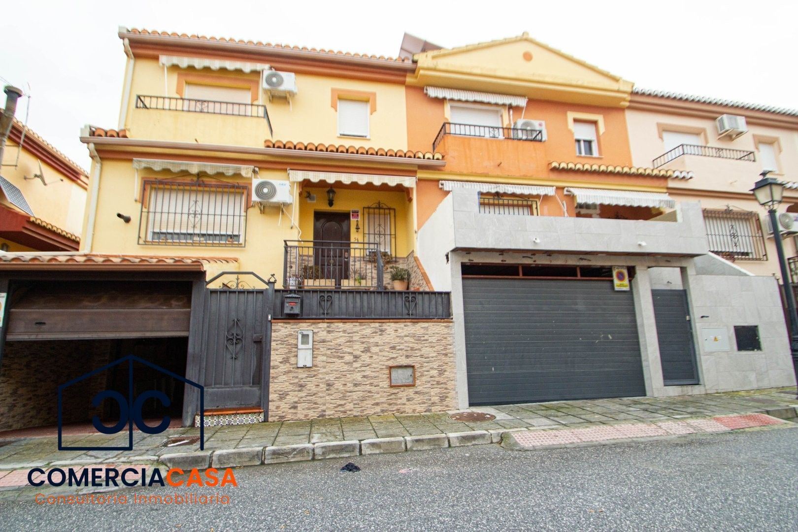 Vista exterior de Casa adosada en venda en Vegas del Genil amb Aire condicionat, Calefacció i Terrassa