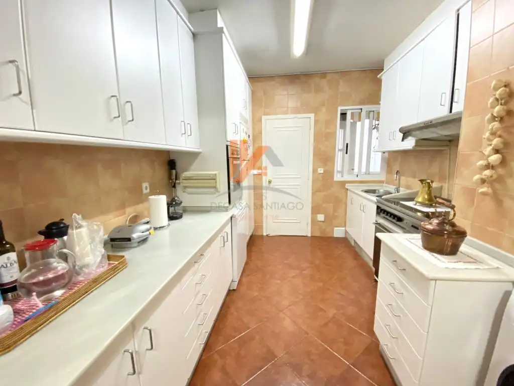 Cocina de Piso en venta en Santiago de Compostela  con Calefacción y Horno