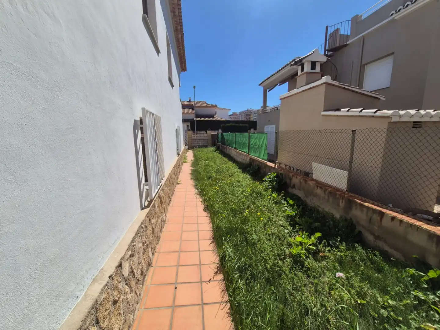 Vista exterior de Casa o xalet en venda en Oliva amb Jardí privat i Terrassa