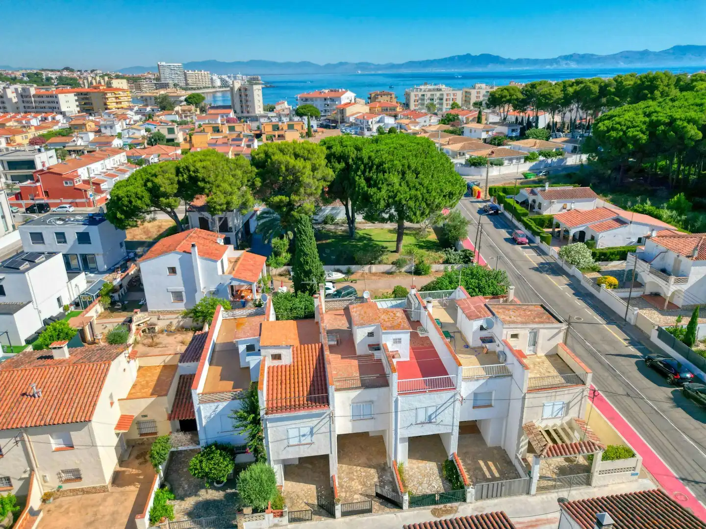 Vista exterior de Casa adosada en venda en L'Escala amb Terrassa