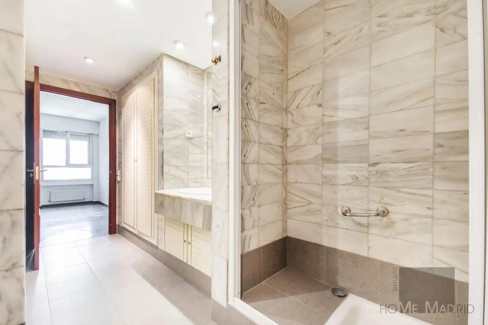 Bathroom of Flat for sale in Madrid  with Air Conditioner, Heating and Parquet flooring