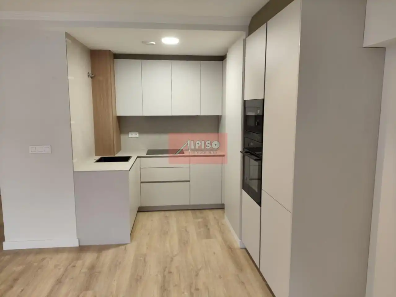 Cuina de Apartament de lloguer en Ourense Capital  amb Calefacció i Balcó