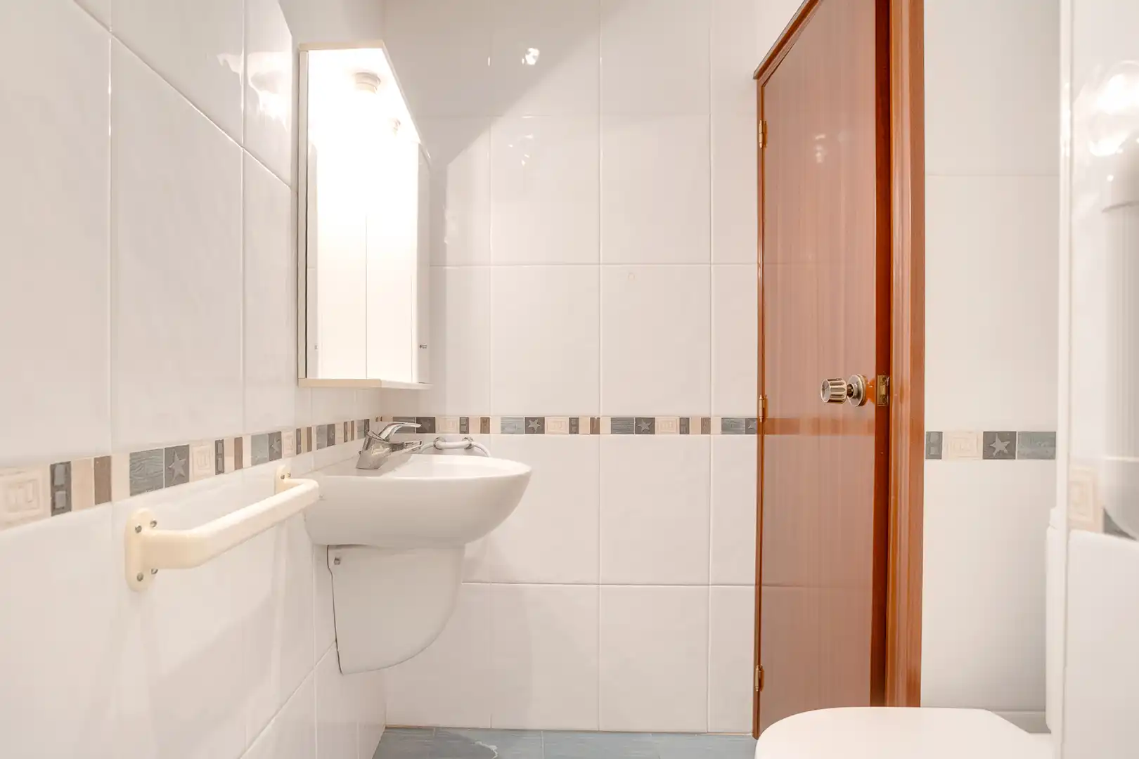 Bathroom of Flat for sale in L'Hospitalet de Llobregat
