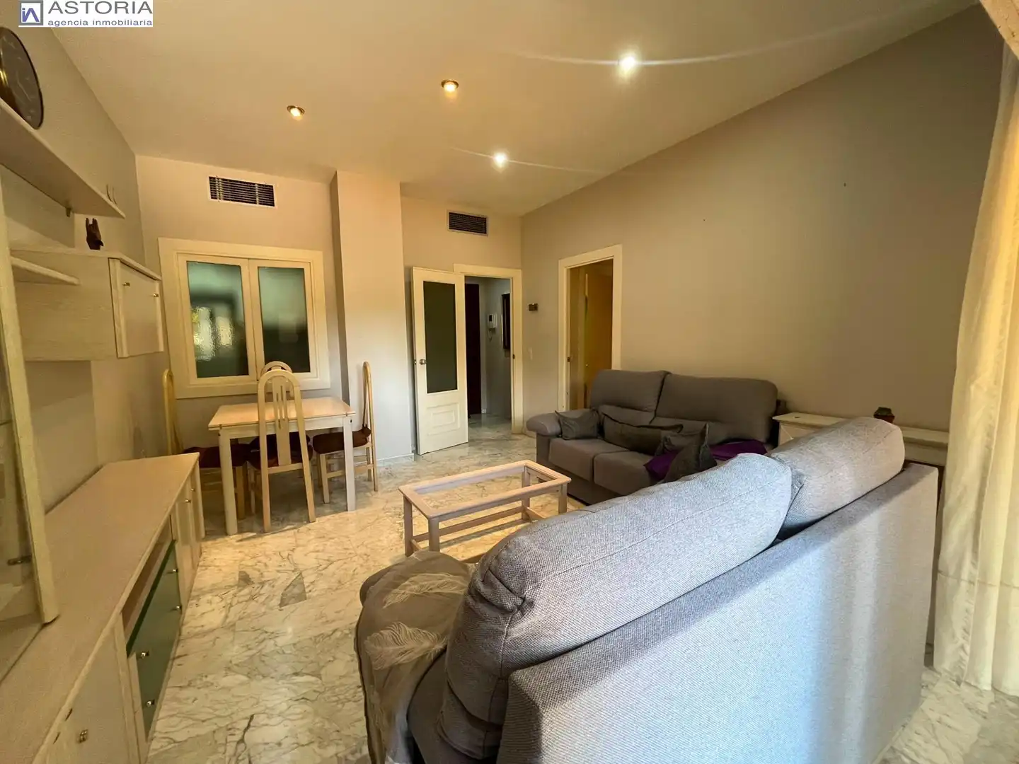 Sala de estar de Apartamento de alquiler en Granada con Aire acondicionado, Calefacción y Terraza