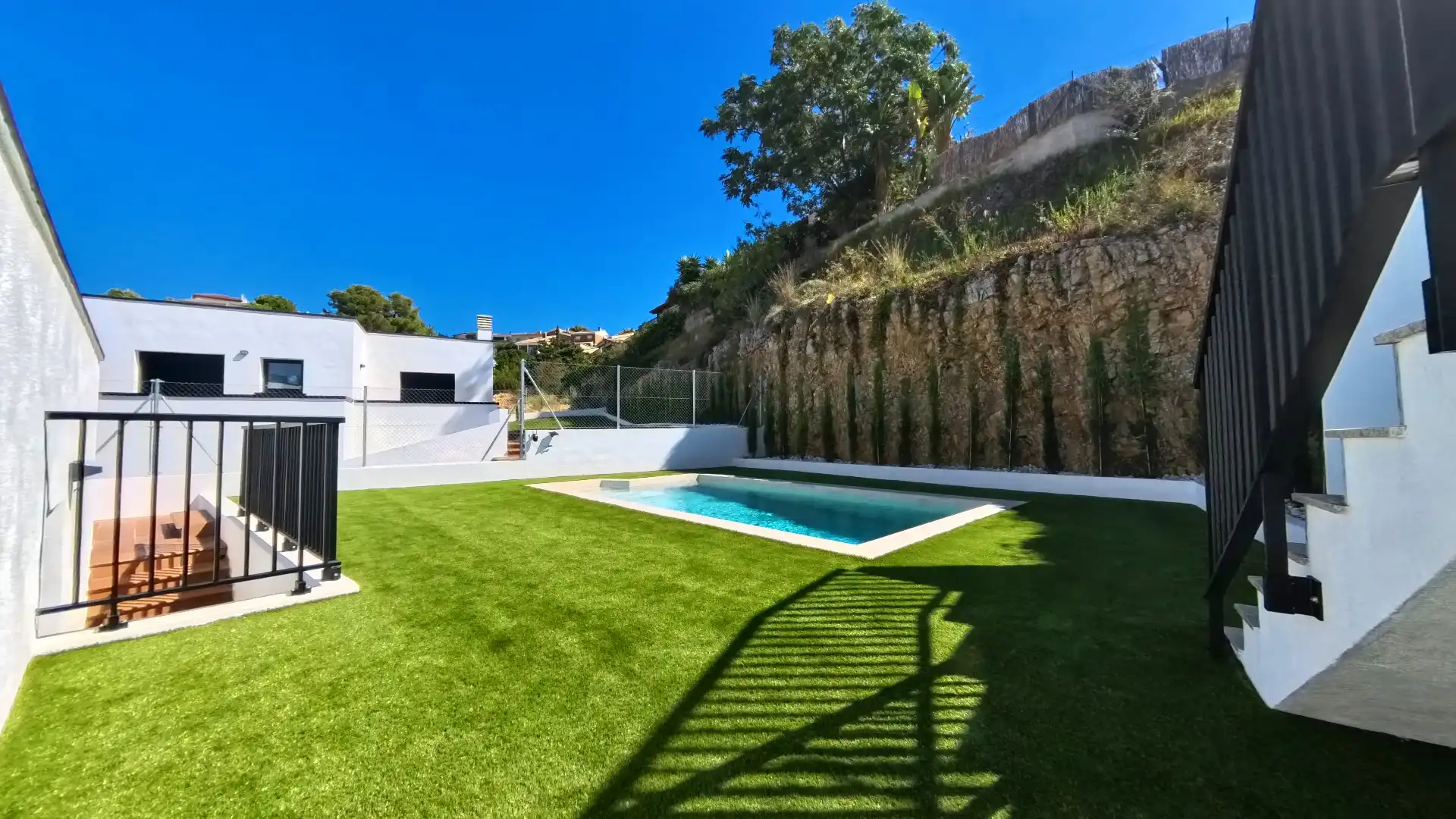 Piscina de Casa o xalet en venda en Calafell amb Aire condicionat, Calefacció i Jardí privat