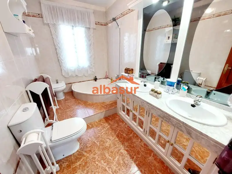 Dormitori de Casa o xalet en venda en Córdoba amb Aire condicionat, Calefacció i Jardí privat