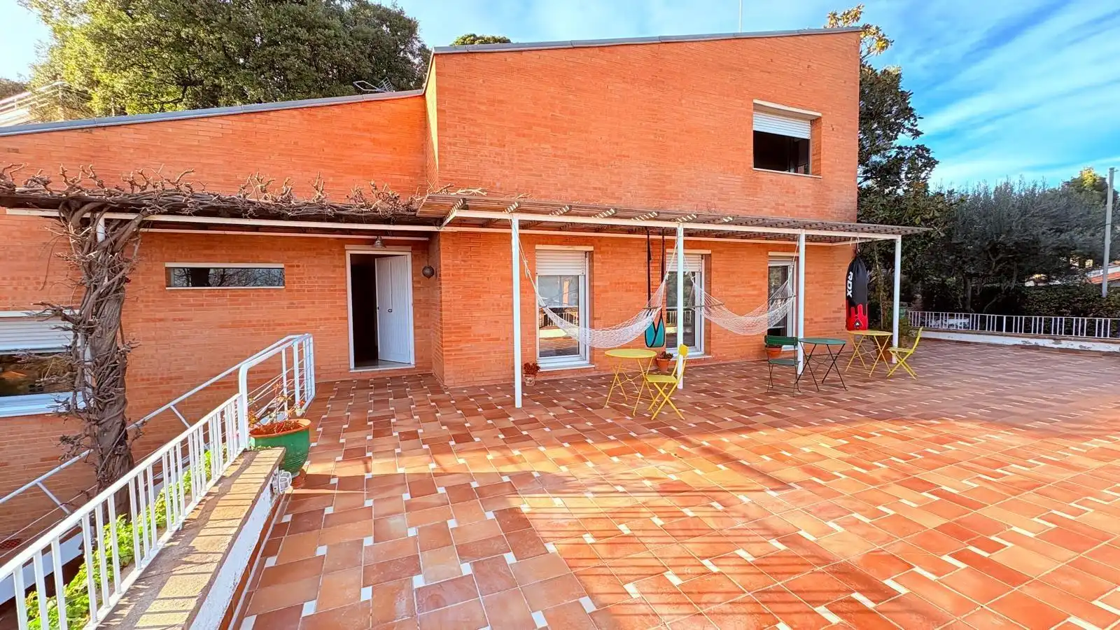 Vista exterior de Casa o xalet en venda en Castellar del Vallès amb Calefacció, Jardí privat i Terrassa