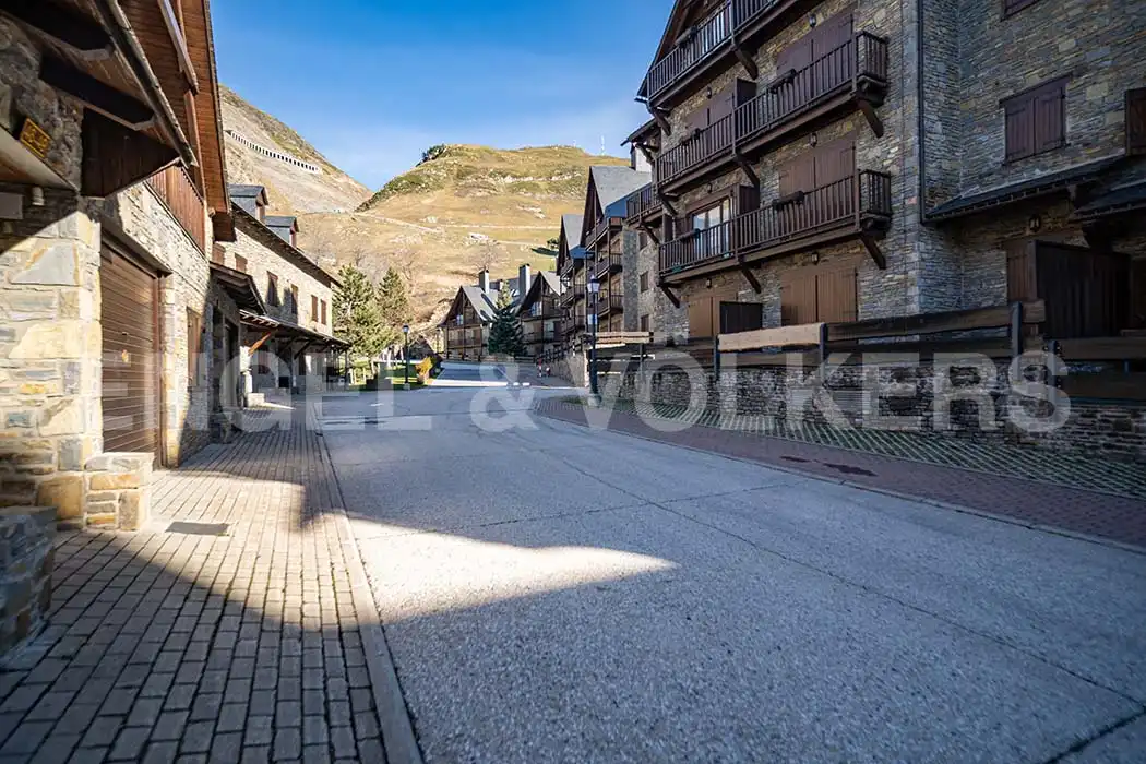 Vista exterior de Casa adosada en venda en Naut Aran amb Calefacció, Moblat i Forn