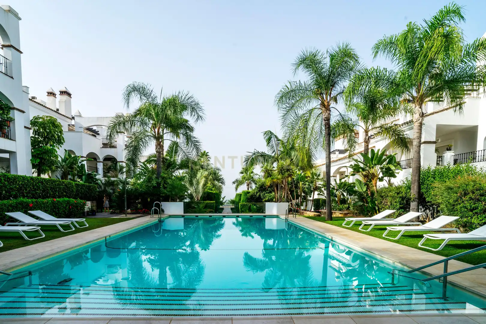 Schwimmbecken von Wohnungen zum Verkauf in Marbella mit Klimaanlage, Privatgarten und Ofen