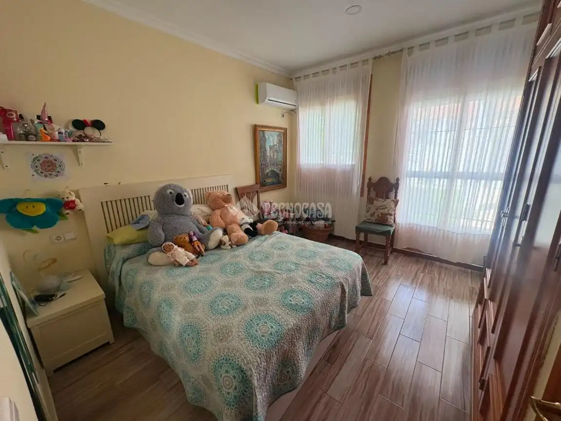 Dormitori de Casa o xalet en venda en Espartinas amb Aire condicionat, Piscina i Piscina comunitària