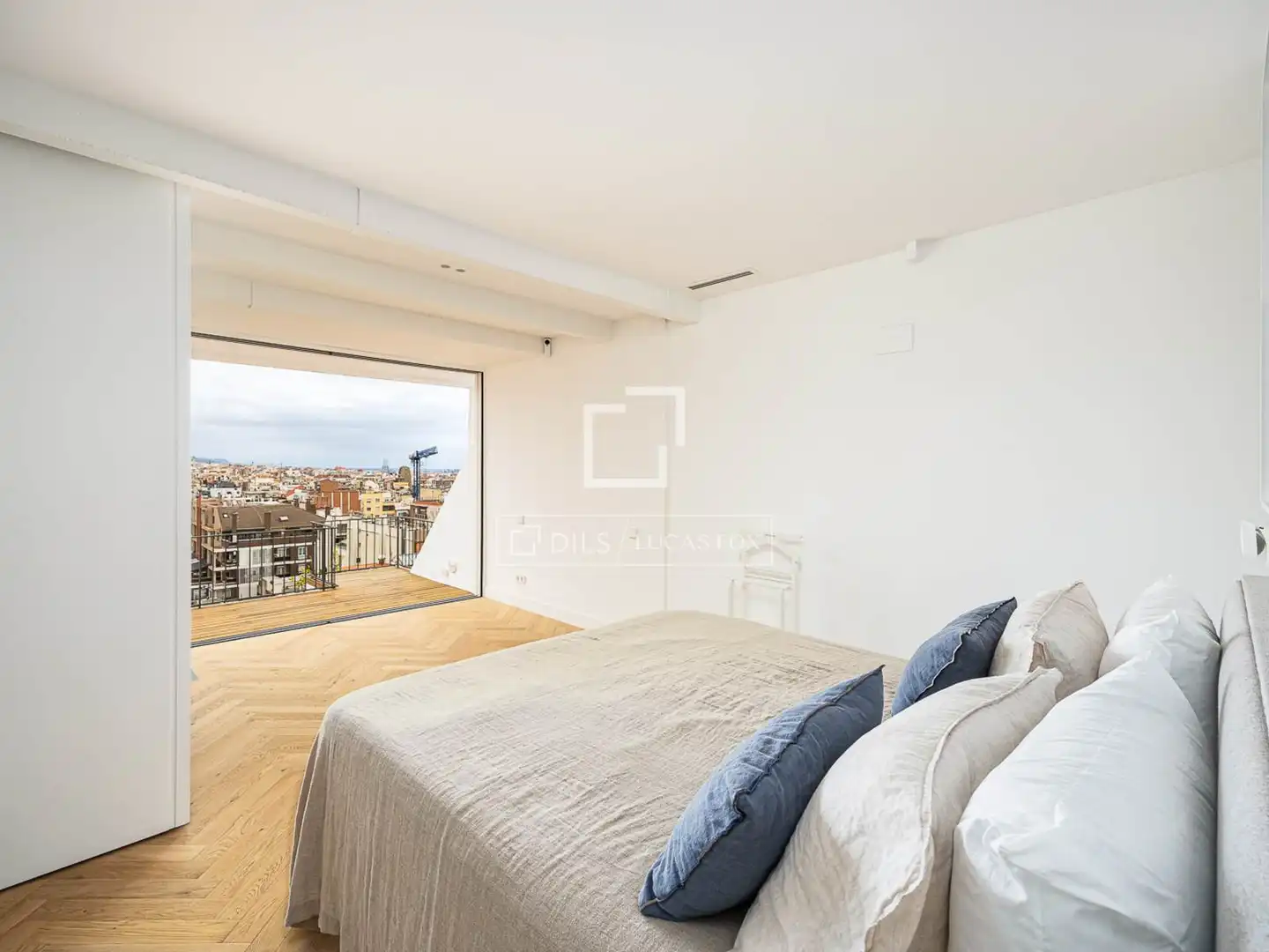 Schlafzimmer von Dachboden zum Verkauf in Barcelona mit Klimaanlage, Terrasse und Balkon